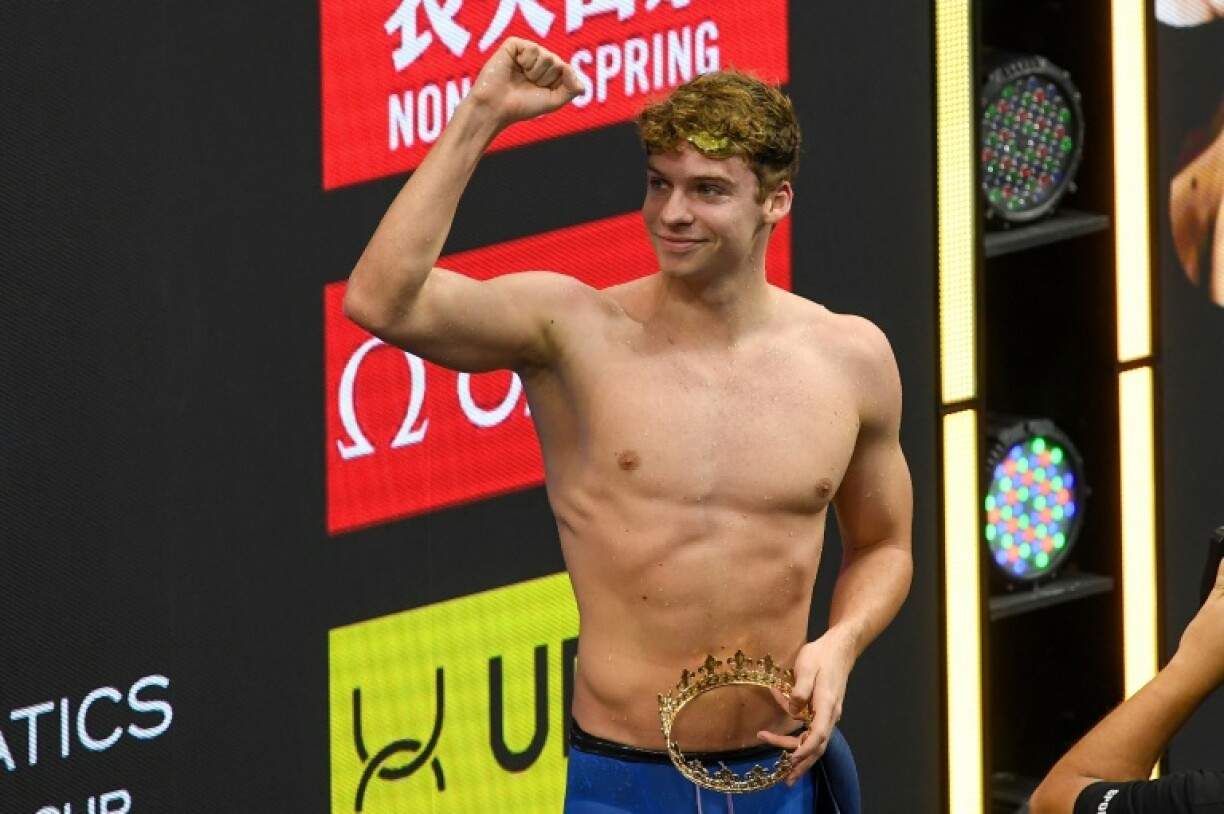 Léon Marchand à nouveau vainqueur, à l'issue du 400 m 4 nages en petit bassin, le 2 novembre 2024 à Singapour