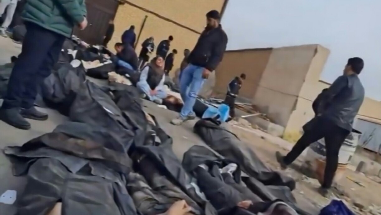 Capture d'écran vidéo faite le 14 janvier 2026 à partir d'images UGC publiées sur les réseaux sociaux le 13 janvier 2026, montrant des corps sur le sol au Centre médico-légal de diagnostic et de laboratoire de la province de Téhéran, à Kahrizak, où des personnes en deuil recherchent leurs proches