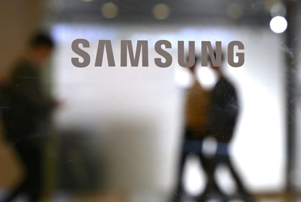 Samsung Electronics said it expected fourth-quarter profits to be sharply down from the previous quarter