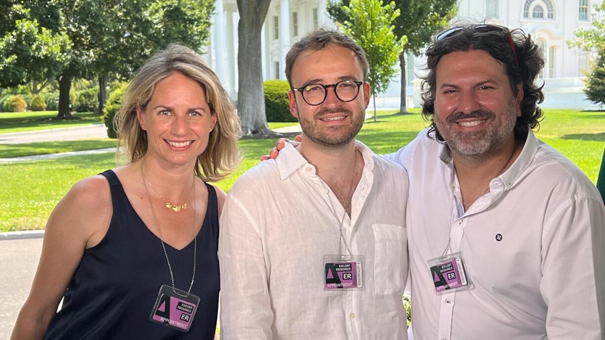 Vu lénks no riets: D'Journalistin Raphaëlle Dickes, de Journalist Pierre Jans an de Kameramann Pedro Venâncio.