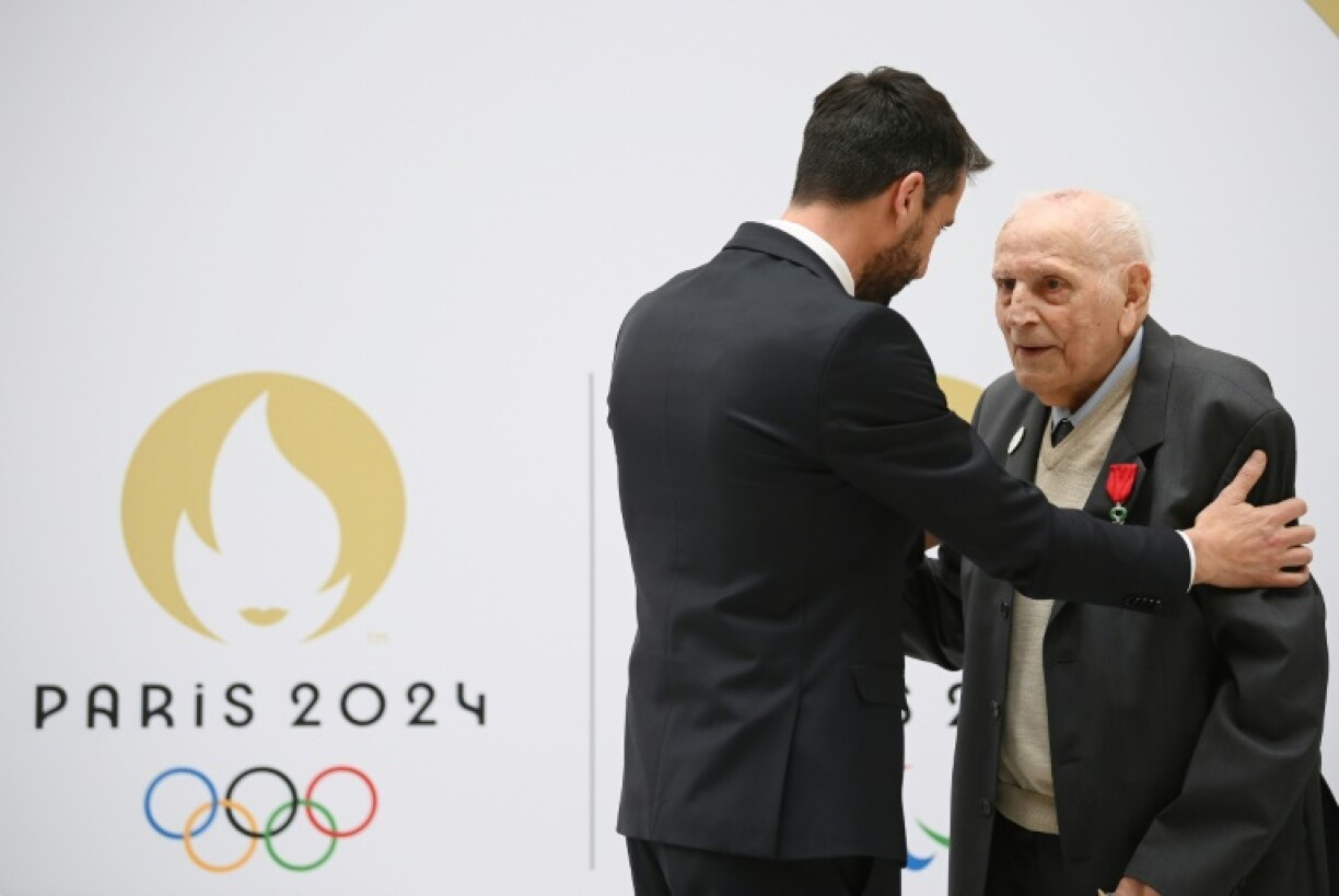 Le plus ancien médaillé olympique français encore en vie, Charles Coste, 98 ans, décoré par le président du Comité d'organisation de Paris-2024, Tony Estanguet, le 13 avril 2022 à Paris