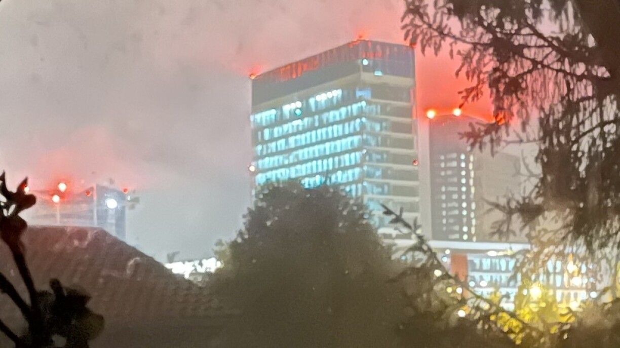 Den Aarbechtsgrupp “Erneierbar Energien” proposéiert, dass Energiespueren zum Beispill domadder ufänkt, dass an de Bürosgebaier an der Nuecht d’Luuchten aus sinn. Hei d’Beispill vum KAD 2, engem Gebai vum Europaparlament um Kierchbierg.