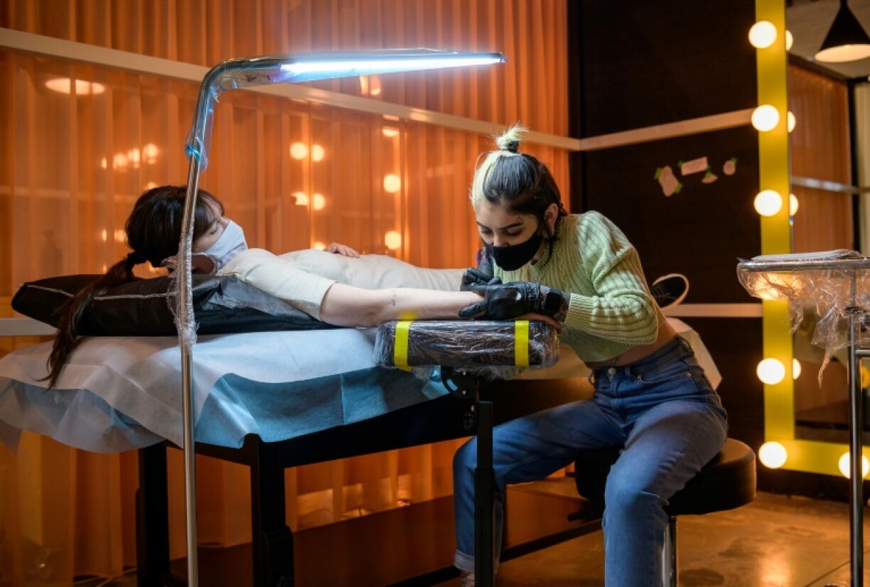 Abigail Glasgow se fait tatouer à la boutique Ephemeral de tatouages éphémères, le 21 avril 2021 à New York