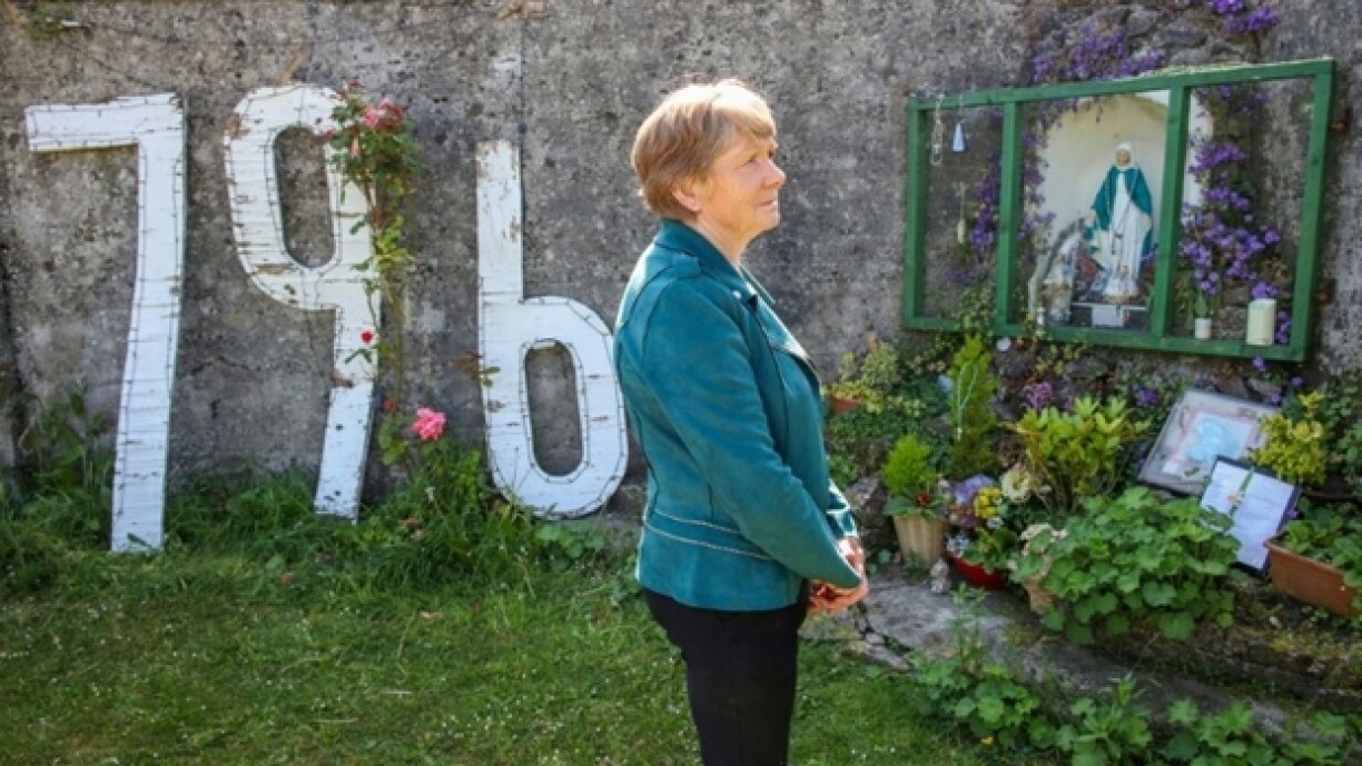 L'historienne Catherine Corless sur le site de l'ancien foyer St Mary, où 796 enfants avaient été inhumés anonymement, le 20 mai 2025 à Tuam dans l'Ouest de l'Irlande