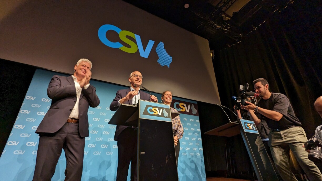 Claude Wiseler, Luc Frieden et Elisabeth Margue sur scène pour le discours de victoire du CSV.