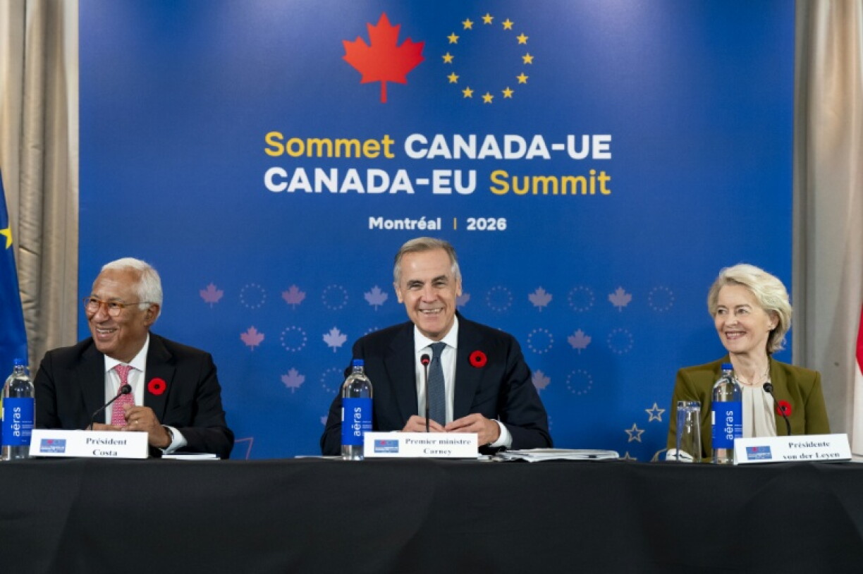 ((g-d) Le président du Conseil européen Antonio Costa, le Premier ministre canadien Mark Carney et la présidente de la Commission européenne Ursula von der Leyen lors du 21e sommet UE-Canada, à Montréal, le 29 octobre 2026 au Canada