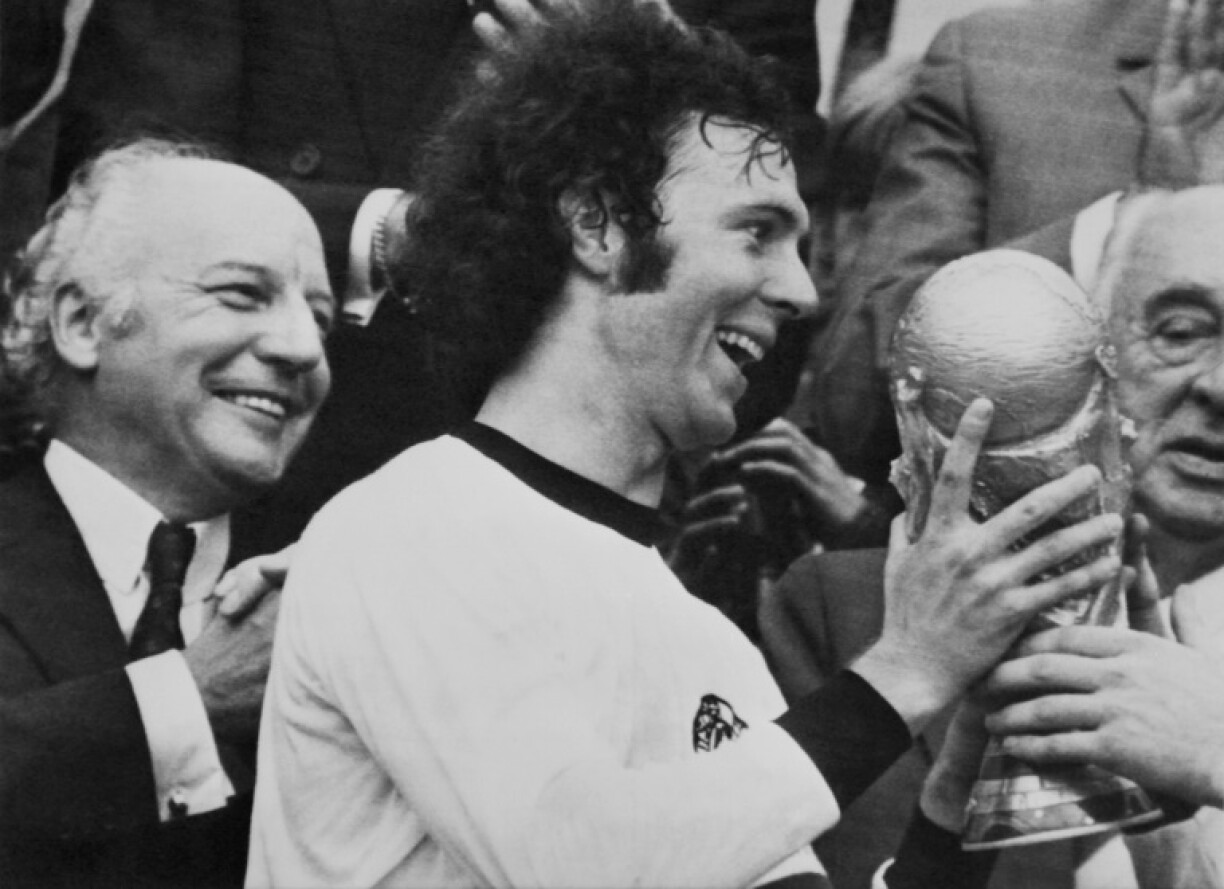 Franz Beckenbauer saisit le trophée de la Coupe du monde le 7 juillet 1974: l'Allemagne de l'Ouest a battu les Pays-Bas en finale à l'Olympiastadion de Munich par 2 buts à 1.