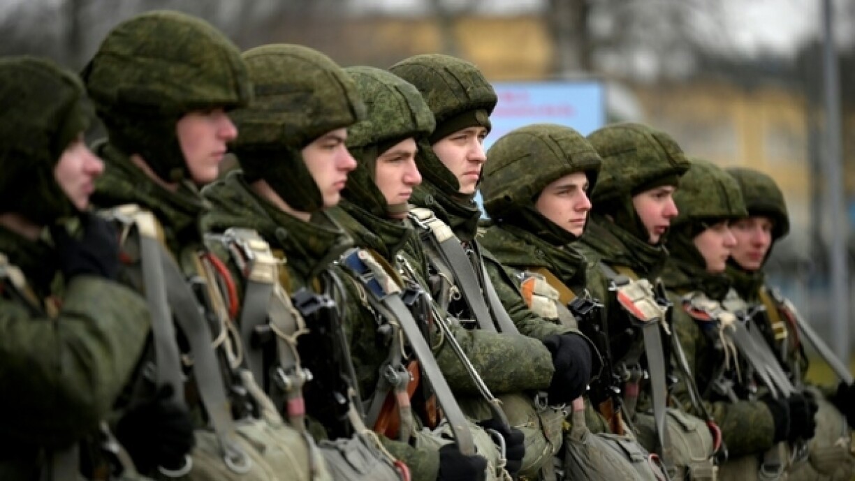 Des parachutistes de l'armée bélarusse s'exercent aux atterrissages sur un terrain d'entraînement situé dans la ville de Brest au Bélarusse, le 13 février 2023