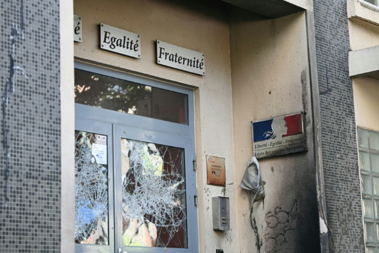 Aus Sorge vor neuen Ausschreitungen ist in gut 400 Schulen in Frankreich am Montag erneut der Unterricht ausgefallen. Auch 30 bis 40 Hochschulen beteiligten sich nach Regierungsangaben an der Protestbewegung.