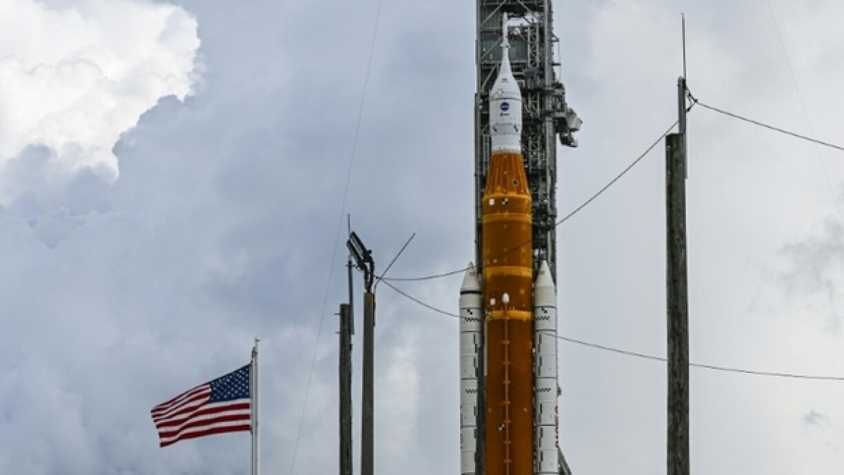 La fusée SLS, haute de 98 mètres, sur le pas de tir 39B du centre spatial Kennedy le 2 septembre 2022, avant son décollage pour la mission non habitée Artémis 1