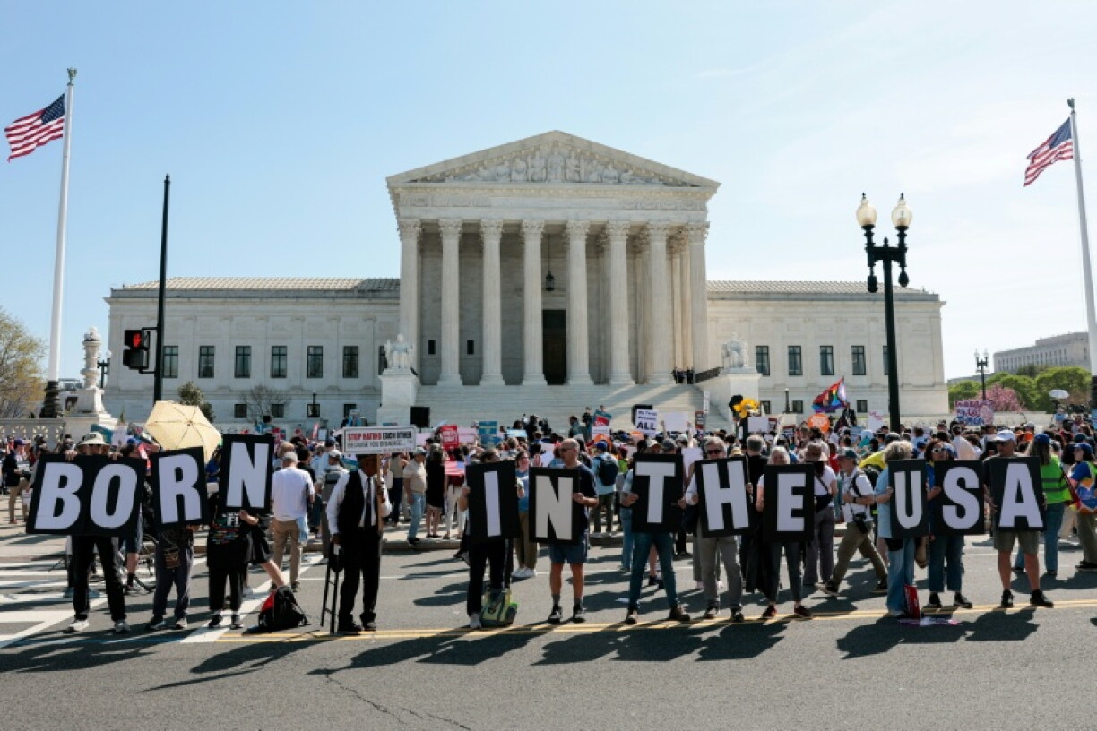 Des manifestants en faveur du droit du sol devant la Cour suprême des Etats-Unis, à Washington le 1er avril 2026