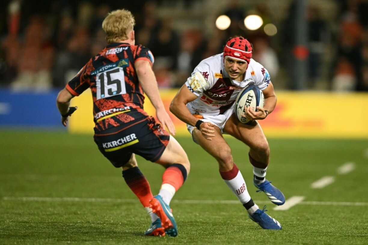 Louis Bielle-Biarrey (R), who finished with two tries for Bordeaux-Begles, runs at George Barton who scored 16 points for Gloucester