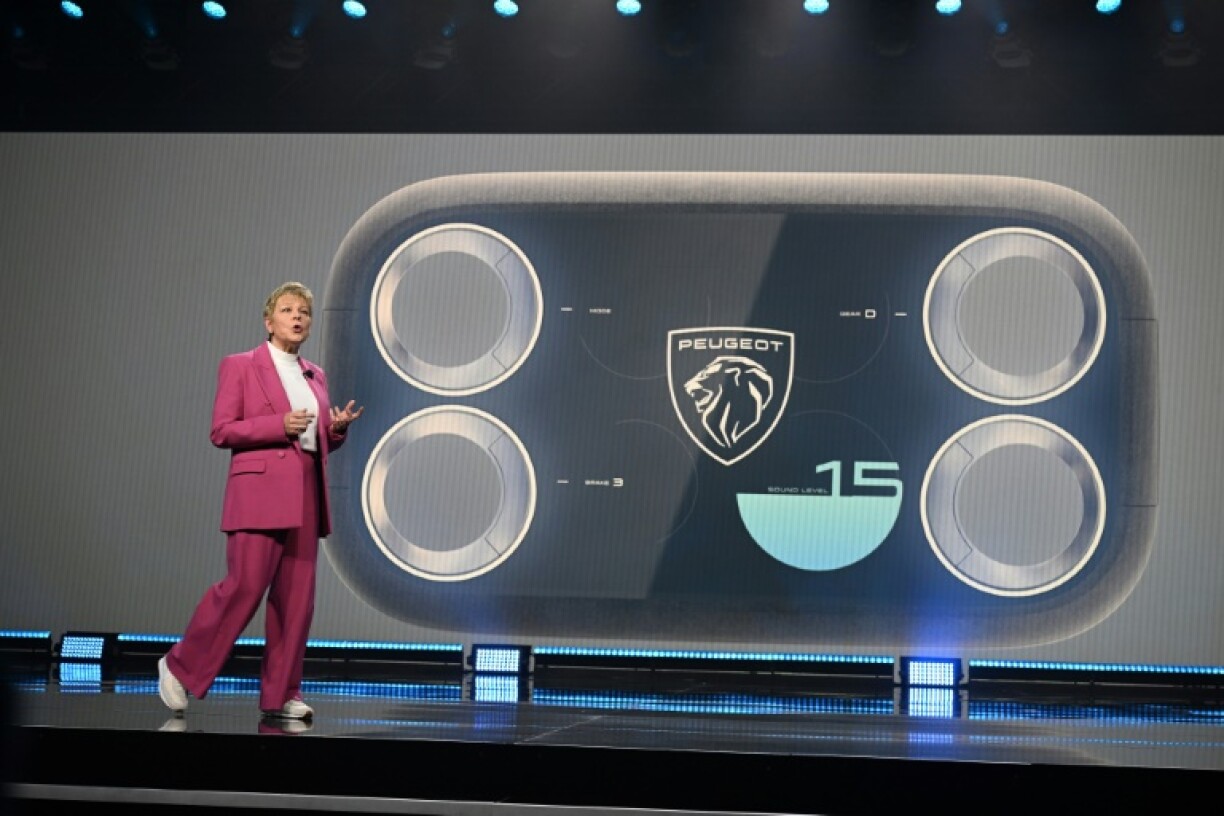 Linda Jackson, la directrice générale de Peugeot, devant une image du centre de commande Hypersquare censé remplacer le volant lors de la présentation d'un nouveau prototype le 5 janvier au salon de l'électronique grand public CES à Las Vegas