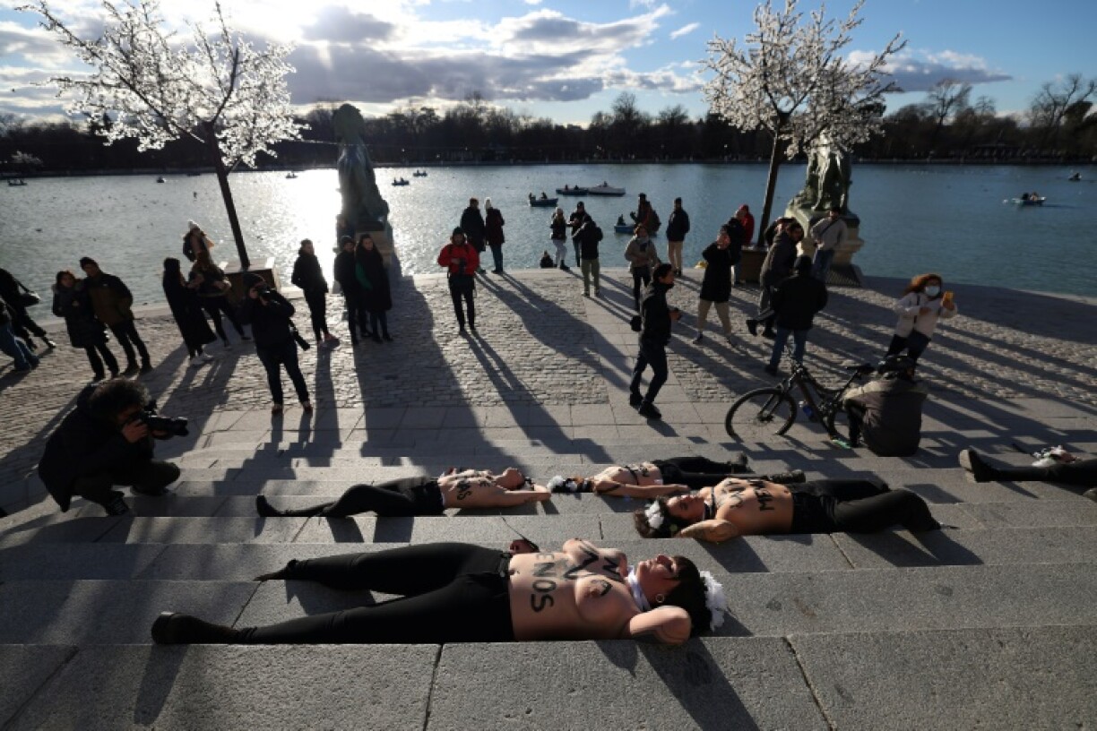 Des militantes des Femen dénoncent l'augmentation du nombre de féminicides commis en Espagne ces derniers mois, au parc du Retiro à Madrid, le 27 janvier 2023