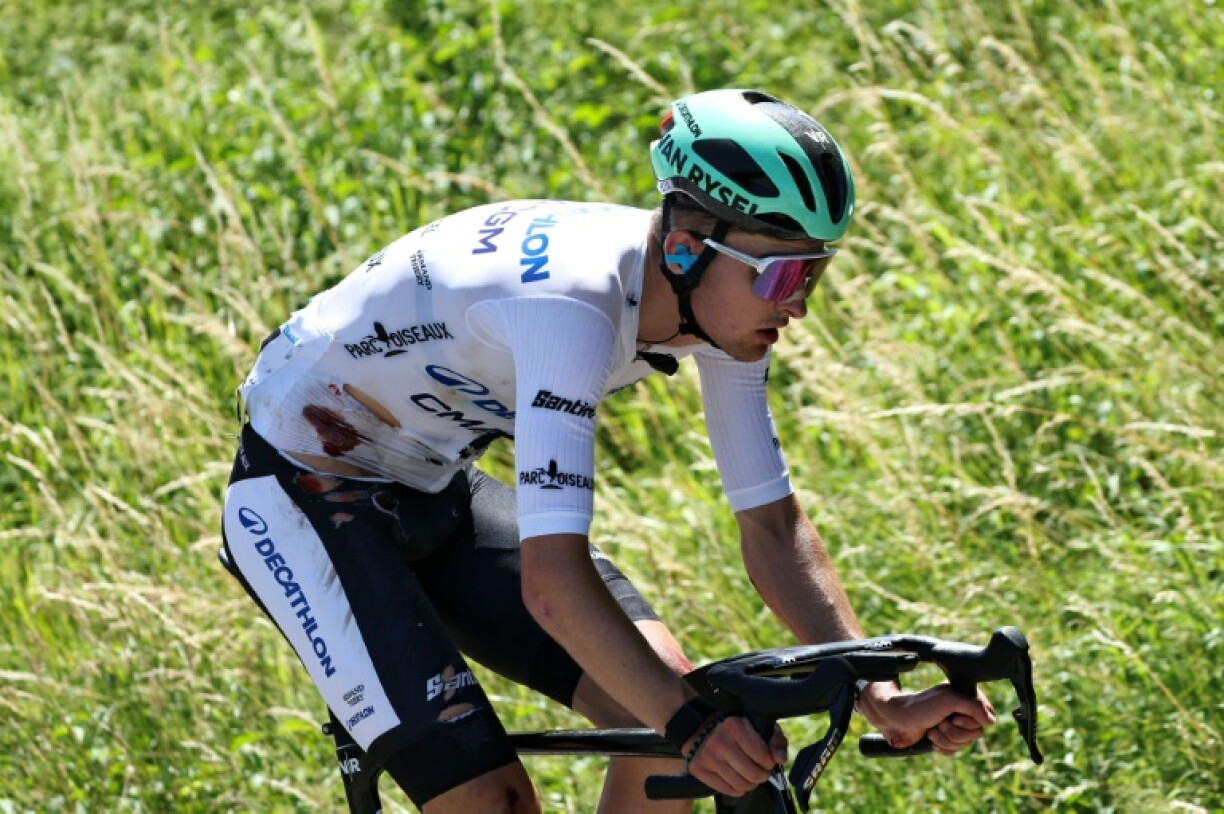 Paul Seixas lors de la 7e et avant-dernière étape du Tour Auvergne-Rhone-Alpes le 13 juin 2026. Victime d'une chute au km 32, le coureur français a compté jusqu'à quatre minutes de retard sur le peloton mais a réussi la jonction à 38 km de l'arrivée