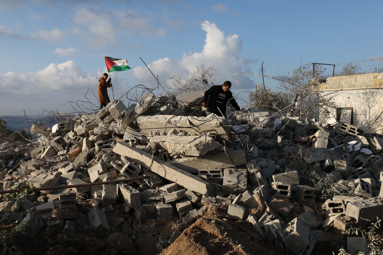 Vue des décombres de la maison d'un Palestinien tué par les forces israéliennes en juillet, démolie à Naplouse, en Cisjordanie, le 24 décembre 2025. Selon les informations disponibles, les forces israéliennes ont détruit la maison de Malik Ismail Salim lors d'un raid dans la région. Salim et un autre Palestinien ont été tués par les forces israéliennes le 10 juillet dans la colonie de Gush Etzion, construite sur des terres palestiniennes expropriées au sud de Bethléem. Les autorités israéliennes affirment qu'il s'agissait d'une attaque à l'arme blanche et armée.