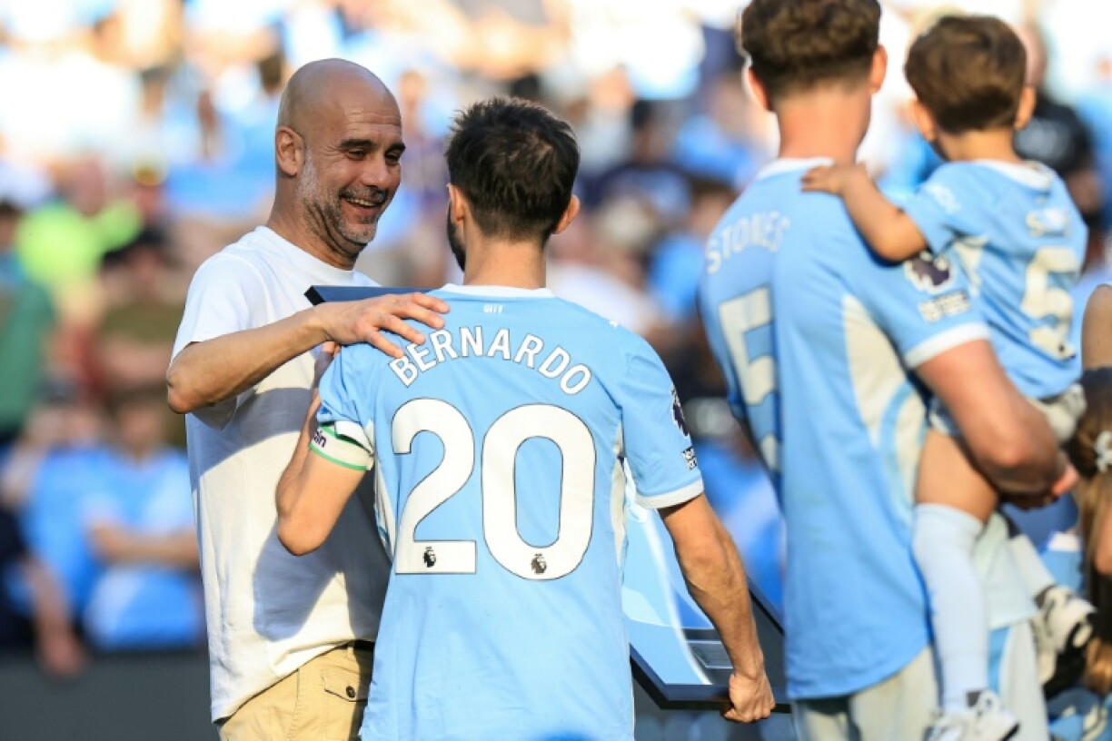 Moment de complicité entre le coach des Citizens Pep Guardiola et son capitaine Bernardo Silva juste à proximité de John Stones, lors de leur dernier match avec le club, le 24 mai 2026 à Manchester