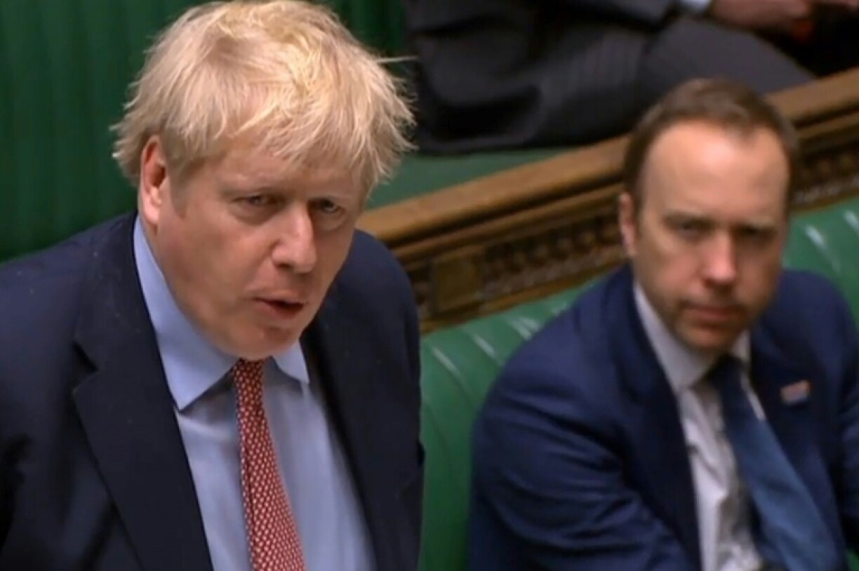 Le Premier ministre britannique Boris Johnson et son ministre de la Santé Matt Hancock, sur une capture vidéo du Parlement britannique, à Londres le 25 mars 2020.