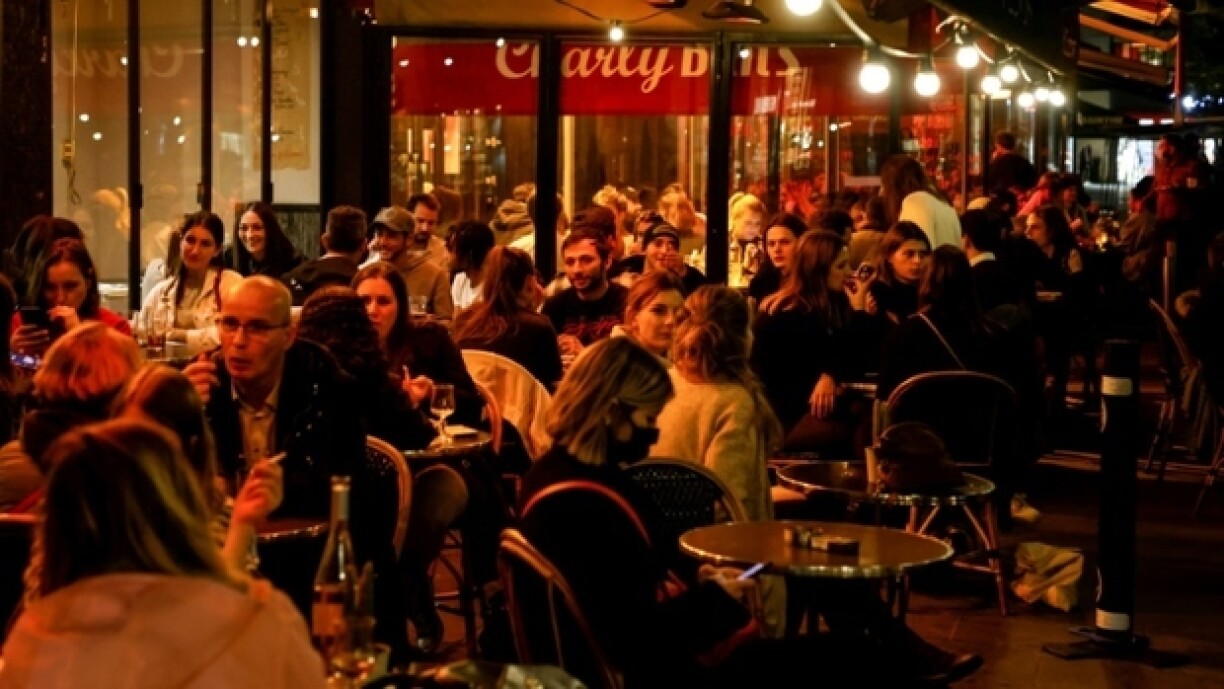 E Restaurant zu Paräis virum Lockdown am Oktober.