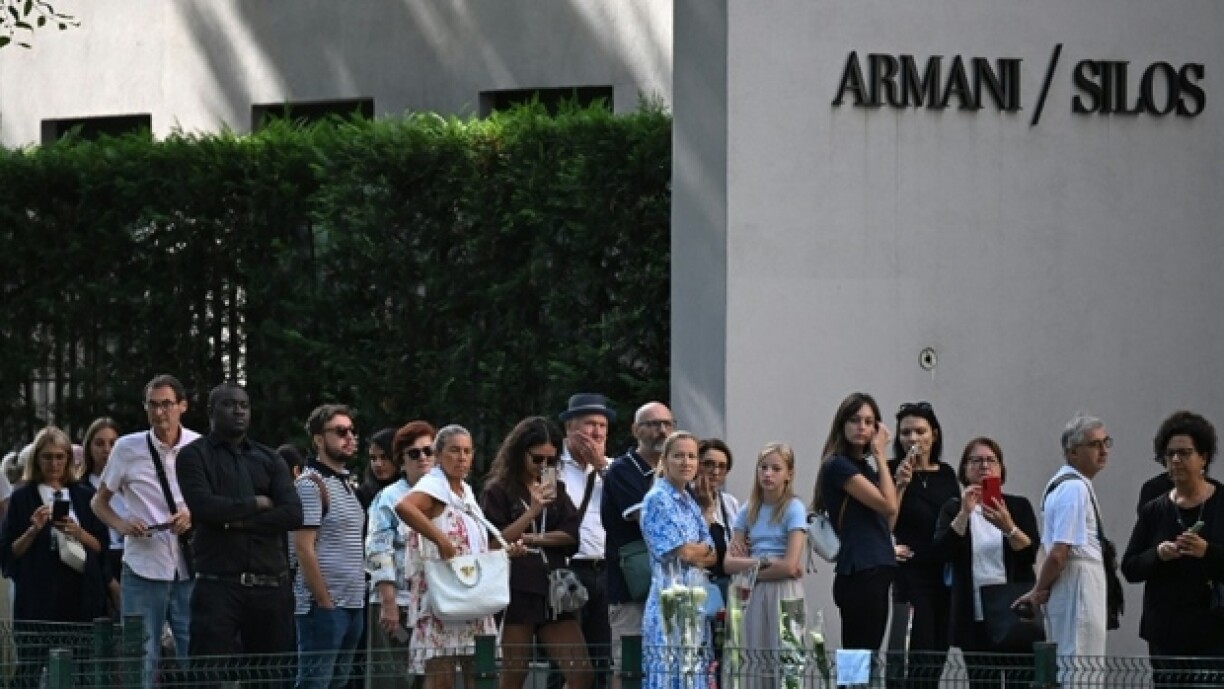 Des personnes font la queue pour rendre hommage au défunt créateur de mode italien Giorgio Armani, devant le Théâtre Armani de Milan, le 7 septembre 2025