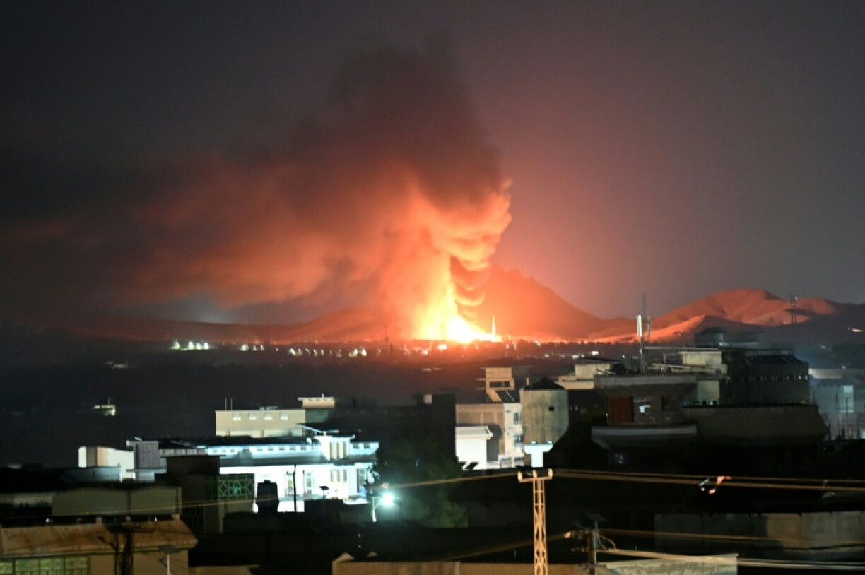 Des flammes et de la fumée s'élèvent d'une zone touchée par une frappe aérienne à Kandahar, en Afghanistan, le 24 septembre 2026