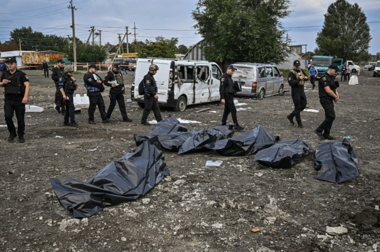 Des sacs mortuaires sur le site d'une frappe russe qui a fait au moins 30 morts à Zaporijjia, dans le sud de l'Ukraine, le 30 septembre 2022.