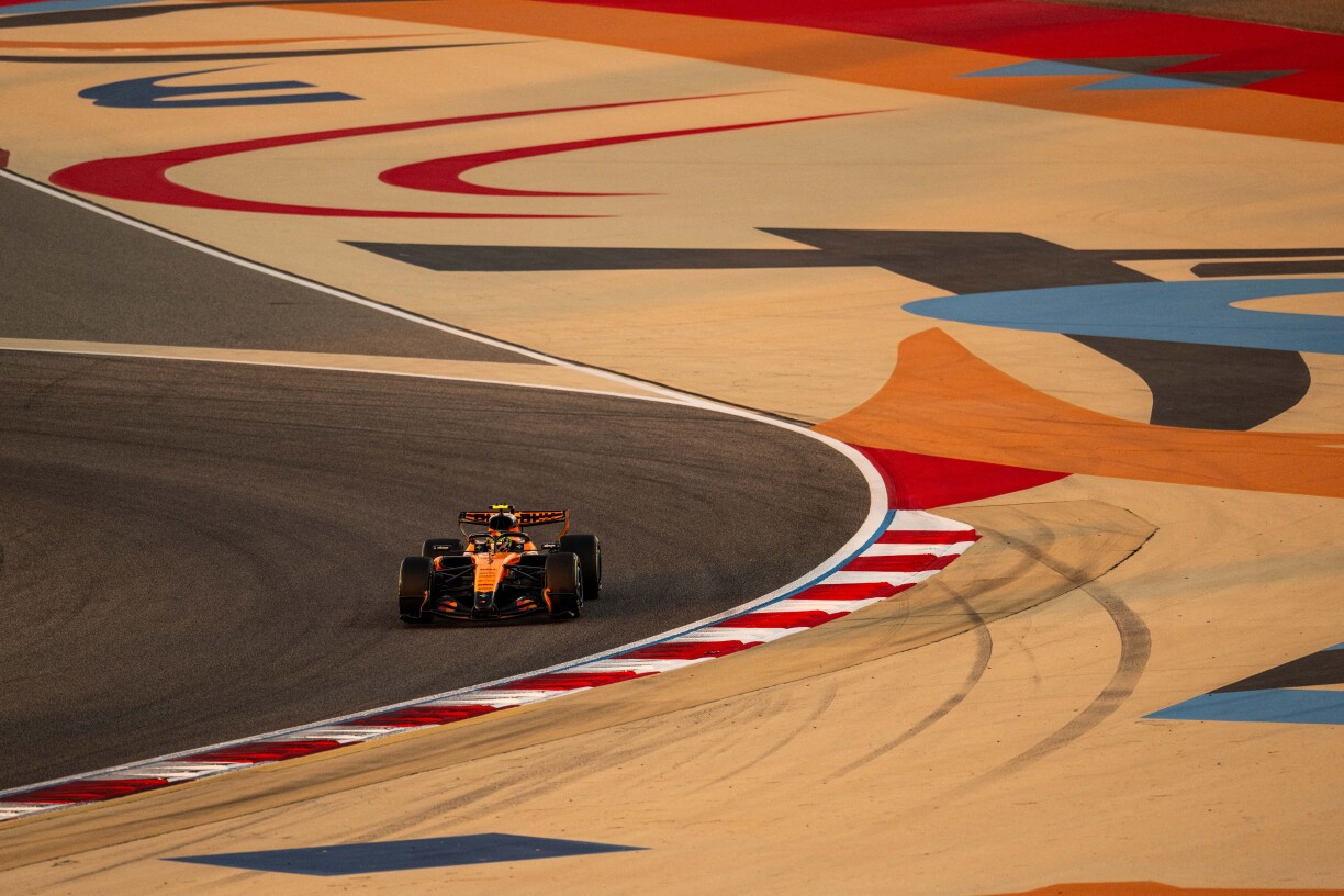 De Lando Norris bei den Tester Mëtt Februar zu Bahrain. De Pilot ass vun der aktueller Situatioun am Noen Osten awer net direkt betraff.