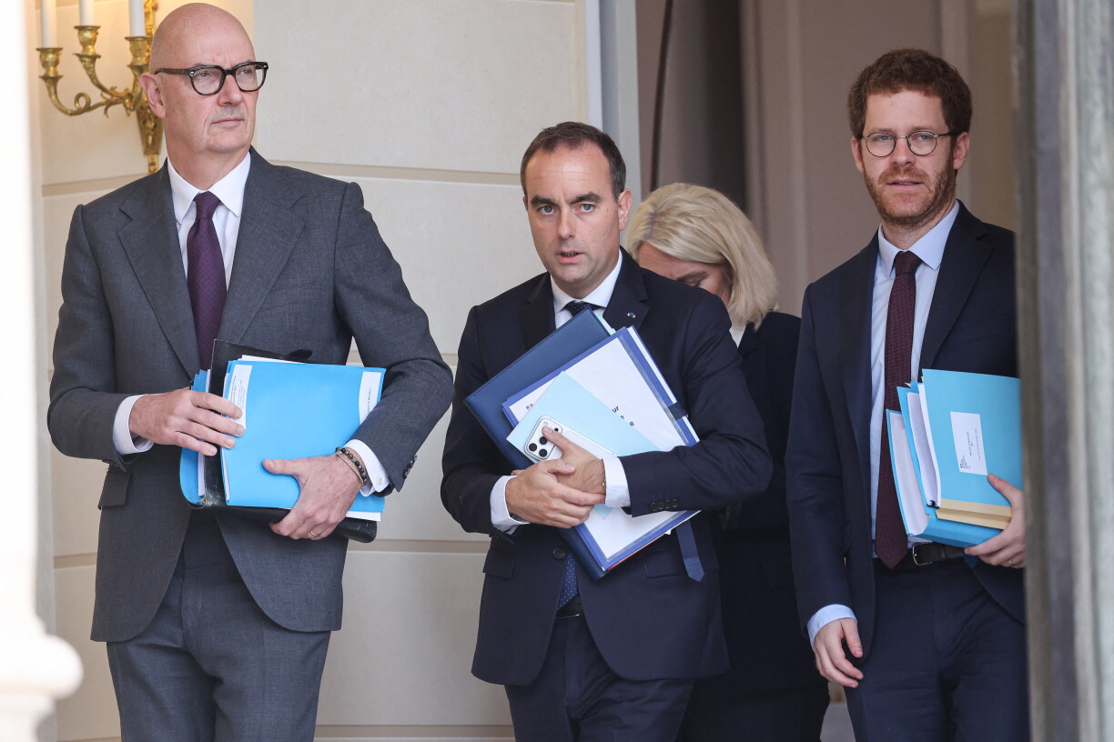 France's Economy, Finances and Industry Minister Roland Lescure (L), France's Prime Minister Sebastien Lecornu and France’s junior Minister for Public Accounts David Amiel leave after the weekly cabinet meeting (Conseil des ministres) during which the 2027 state draft budget (PLF) and social security financing bill (PLFSS) for 2027 were presented, at the Elysee Palace in Paris, on October 1, 2026. (Photo by Ludovic MARIN / AFP)