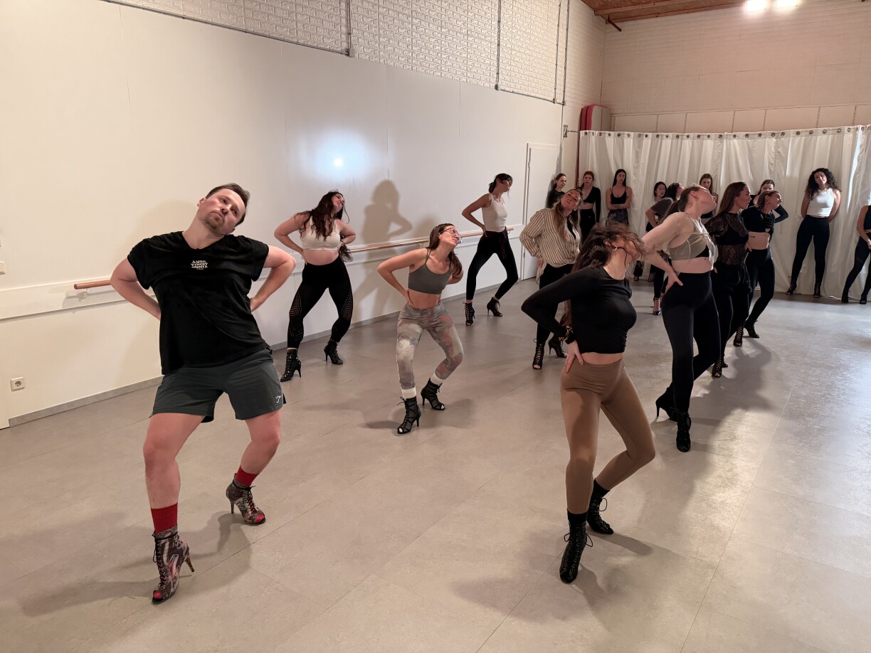 Op Highheels ass hien als Mann zimmlech eleng