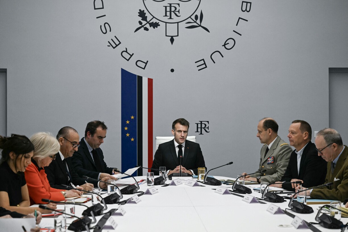 De franséische President bei enger Defense-Reunioun zu Paräis am Februar 2026.