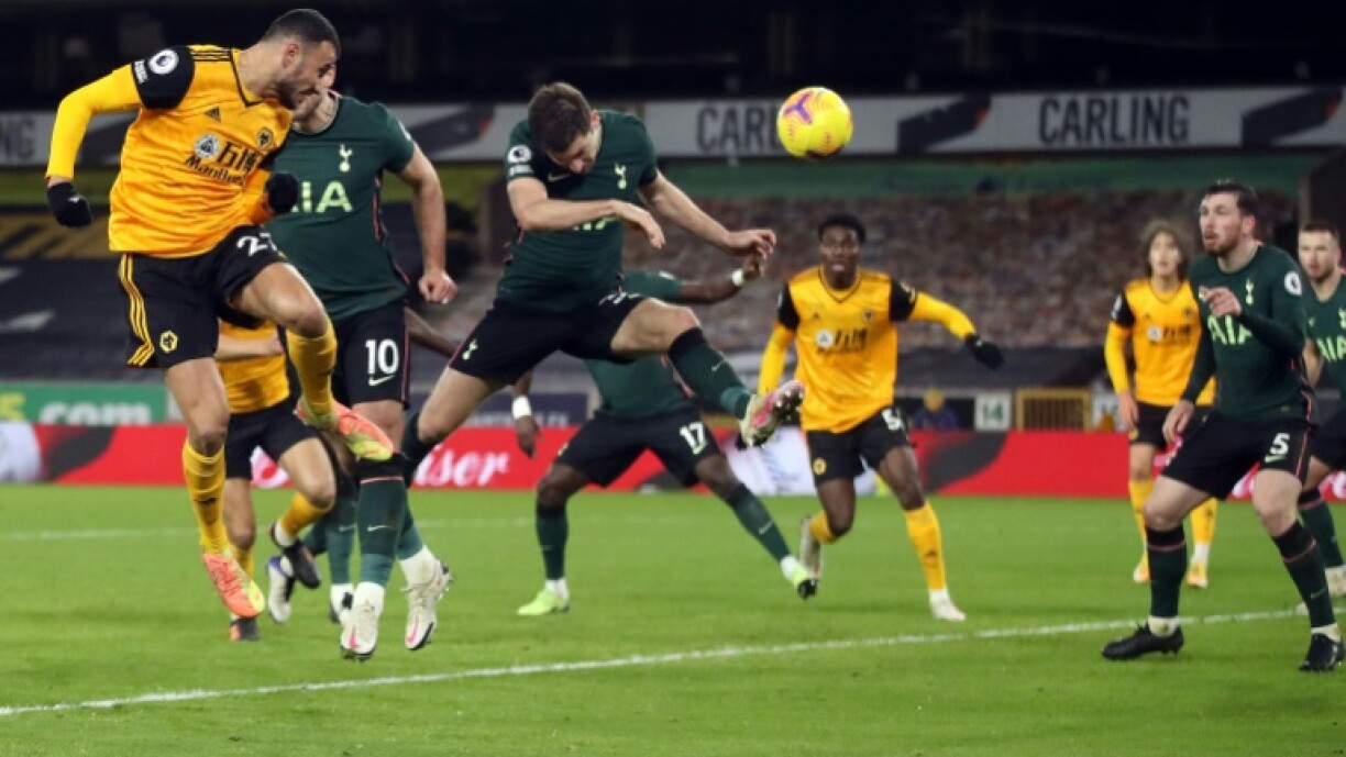 Le milieu de Wolverhamton Romain Saiss (g) égalise de la tête contre Tottenham, le 27 décembre 2020 à Wolverhamton