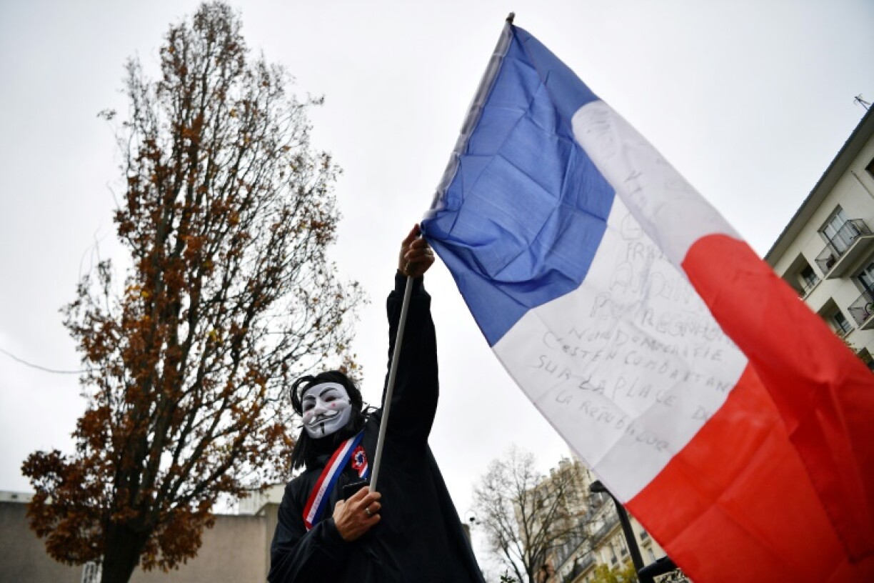 Un manifestant dans le rassemblement à Paris le 5 décembre 2020, contre la loi Sécurité globale
