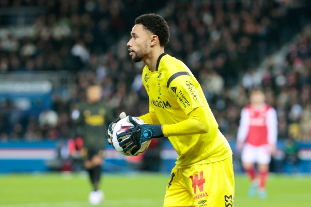 Le gardien de Reims Yehvann Diouf sur la pelouse du Parc des Princes à Paris lors du match contre le PSG le 29 janvier 2023