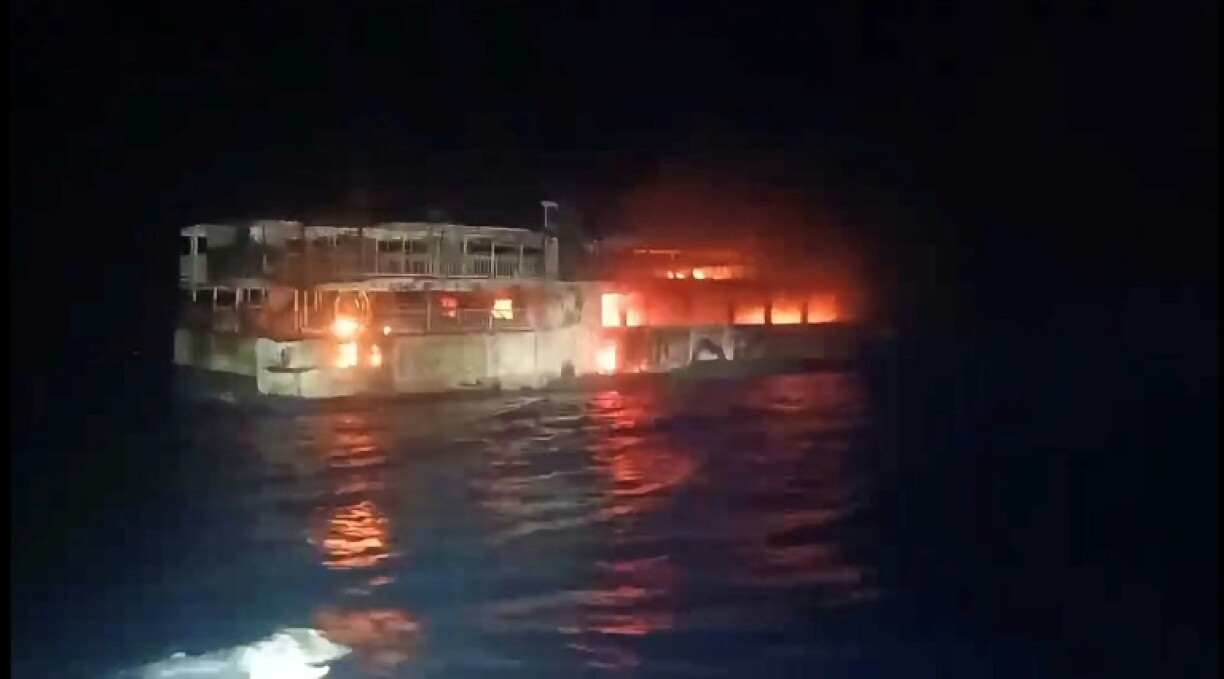 Cette capture d'écran d'une vidéo diffusée par la Garde côtière philippine, réalisée le 9 septembre 2026 et reçue le 10 septembre 2026, montre le ferry qui a pris feu au large de Palawan, dans l'ouest des Philippines