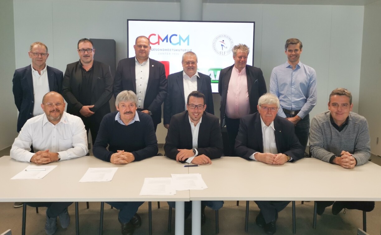 Op der Foto (vu lénks no riets): 1. Rei - Fabio Secci (Directeur Général CMCM), Paul Philipp (President FLF), Christophe Goossens (CEO RTL Luxembourg), Albert Glod (President CMCM), Christian Schmitz (Direkter IP Luxembourg); 2. Rei - Erny Decker (Chef du personnel FLF), Marc Diederich (Juriste FLF), Marco Richard (Membre du conseil d’administration de la FLF), Fernand Fischer (Vice-Président CMCM), Jean-Jacques Schonckert (Vice-président FLF) an Tom Flammang (Head of Sports RTL Luxembourg).