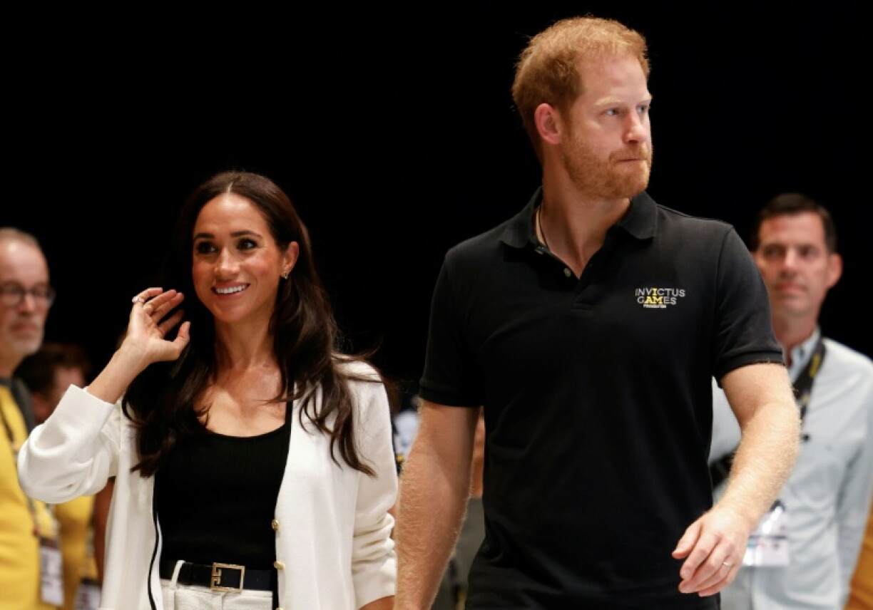 Im offenen Streit mit dem Königshaus hatte Prinz Harry vor sechseinhalb Jahren Großbritannien verlassen - nun kommt der jüngere Sohn von König Charles III. Medienberichten zufolge mit seiner Familie nach Hause zurück.