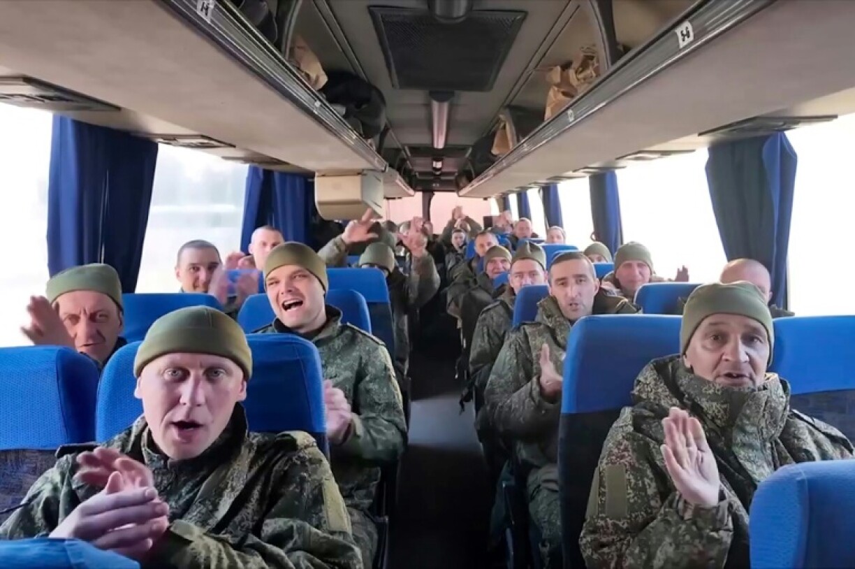 Des soldats russes rentrent chez eux après un écange de prisonniers de guerre avec l'Ukraine, le 19 mars 2025