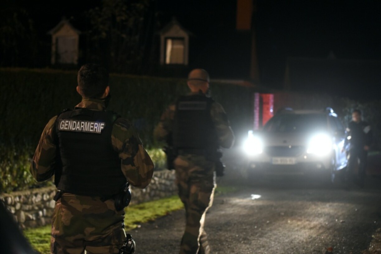 Des gendarmes montent la garde dans la rue qui mène à la maison de la joggeuse de 17 ans, à Saint-Brice, le 9 novembre 2021