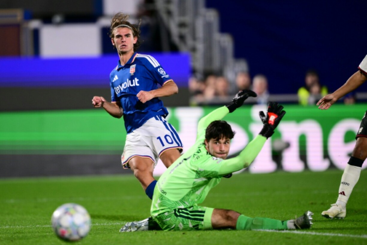 Nicolas Paz scored twice as Como made it a night to forget for Manchester United