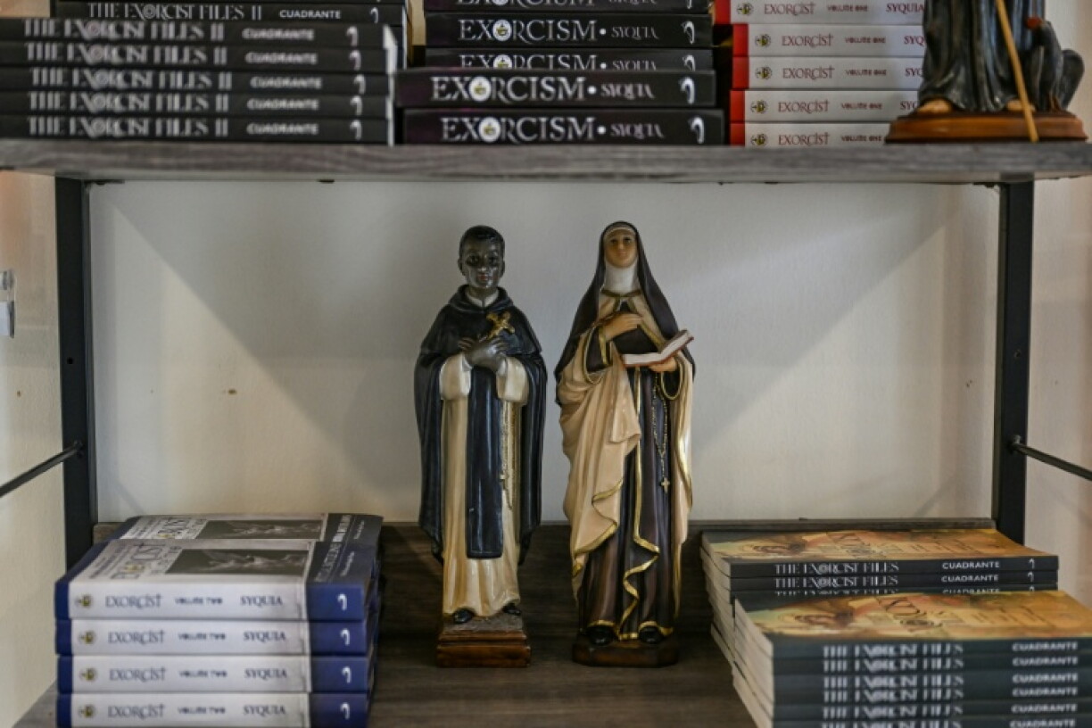 Des statuettes de saints sur une étagère de livres dans le Centre Saint-Michel pour la libération spirituelle et l'exorcisme, le 18 juillet 2026 à Manille