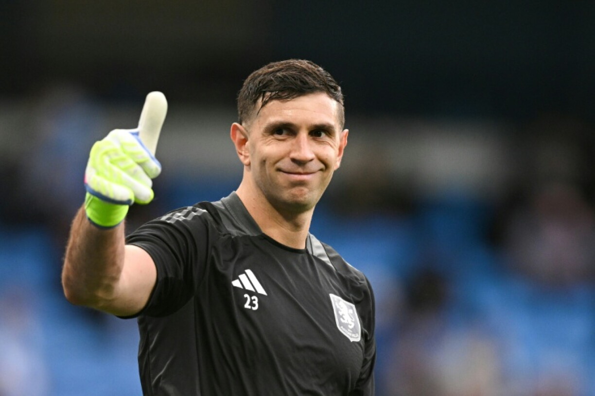 Le gardien argentin Emiliano Martinez avec les couleurs d'Aston Villa le 22 avril 2025 à l'Etihad Stadium de Manchester en Angleterre