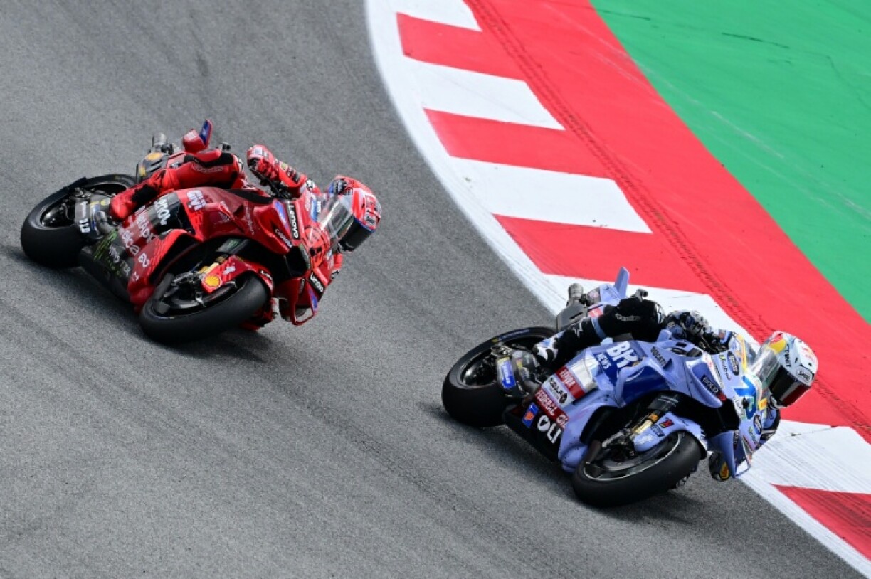 B'Espagnol Alex Marquez (à droite) à remporté le Grand Prix de MotoGP de Catalogne le 7 septembre 2025 à Montmeló, en périphérie de Barcelone, interrompant la série de 15 victoires consécutives de Marc Marquez (à gauche), son frère et pilote rival