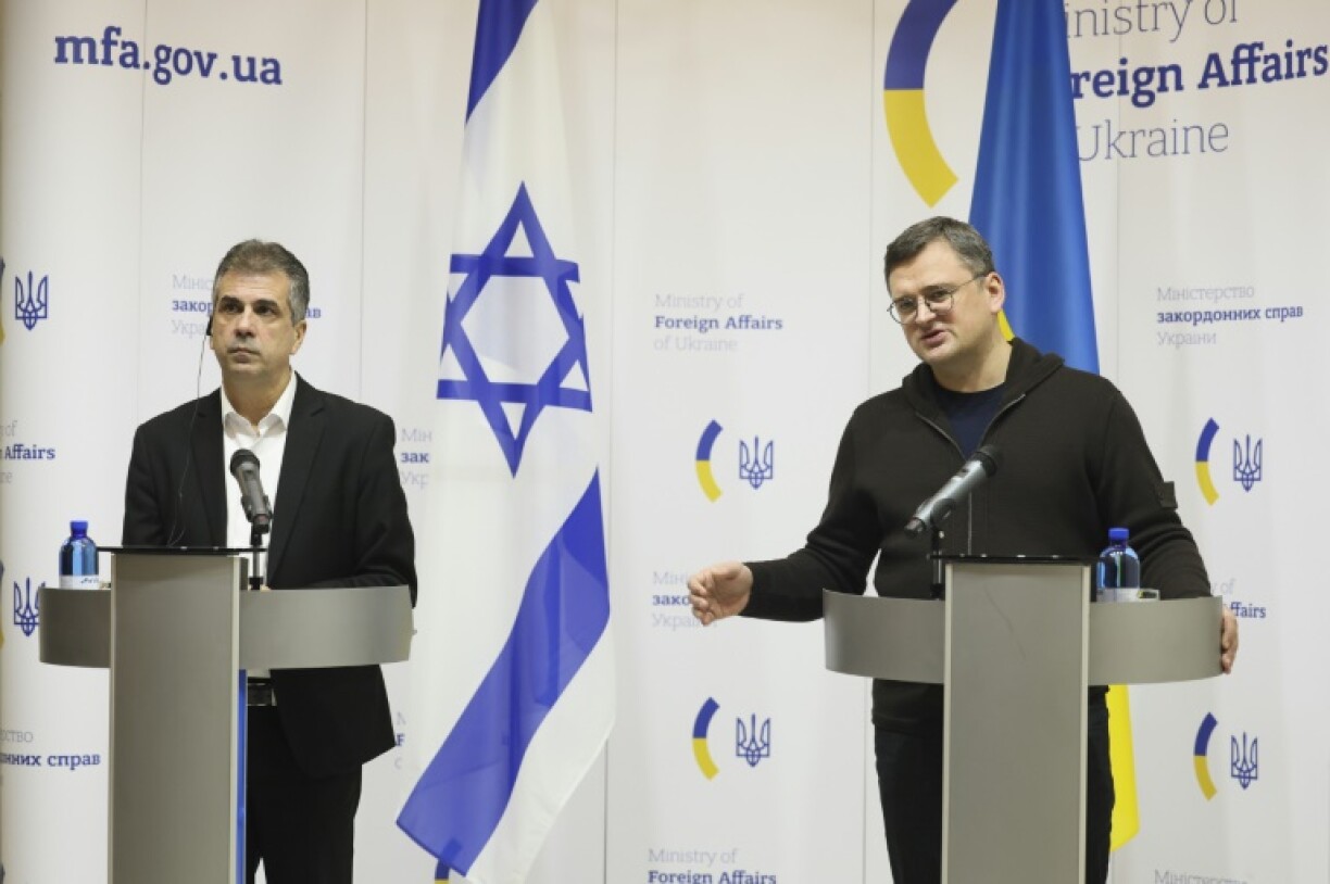 Le ministre ukrainien des Affaires étrangères Dmytro Kouleba et son homologue israélien Eli Cohen (g) lors d'une conférence de presse, le 16 février 2023 à Kiev