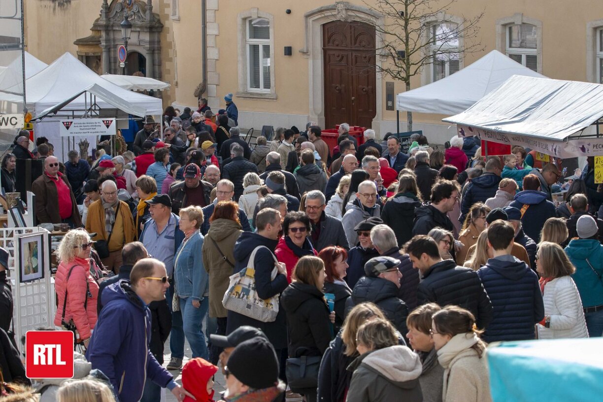 Ce lundi 10 avril 2023 dans la Vieille ville de Luxembourg, noire de monde.