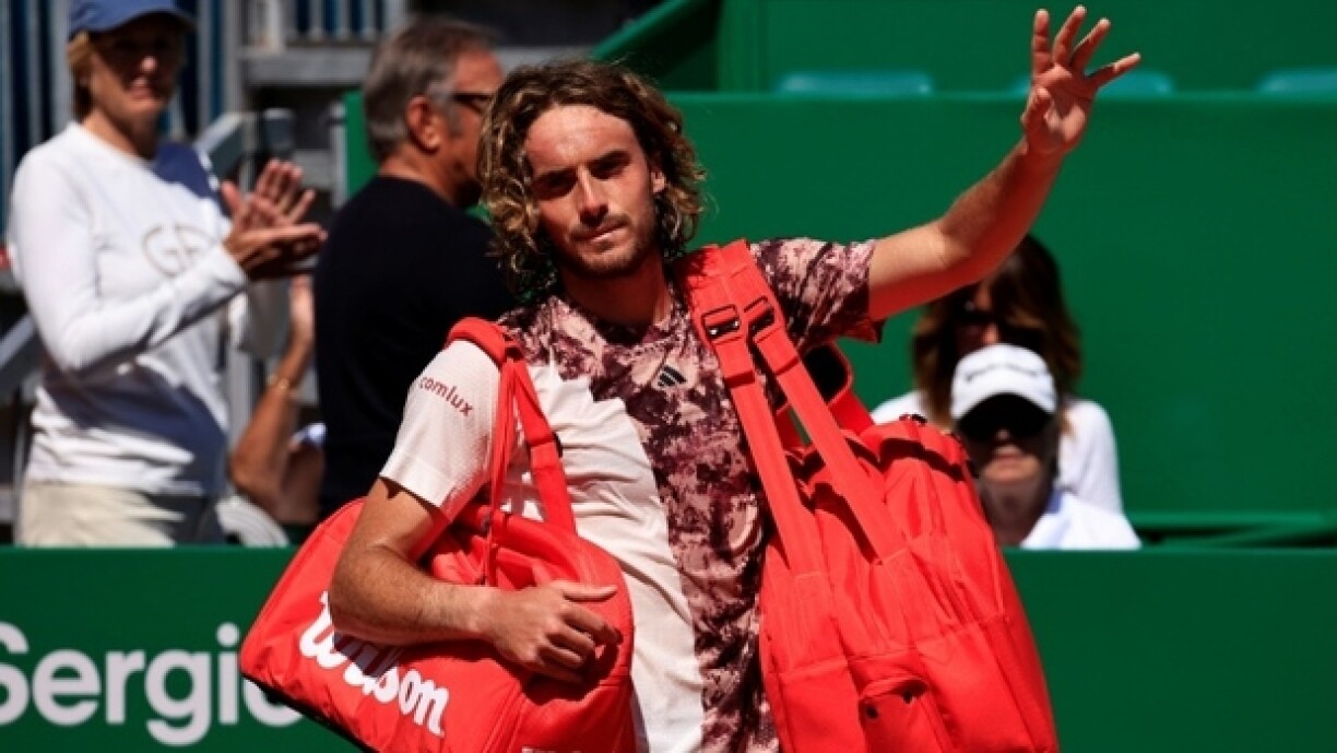 Le Grec Stefanos Tsitsipas quitte le court après sa défaite contre l'Américain Taylor Fritz, en quart de finale du tournoi de Monte-Carlo, le 14 avril 2023