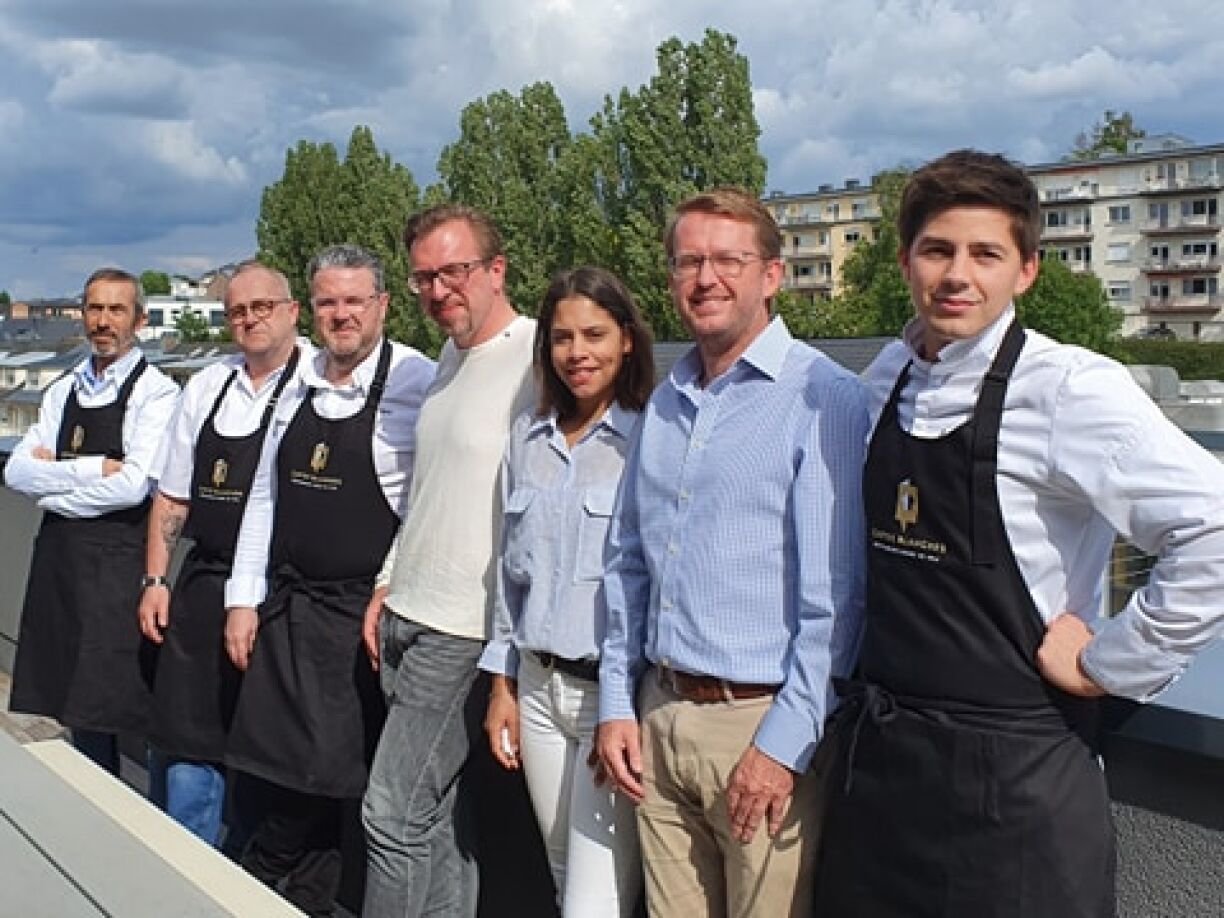 Clovis Degrave et Jens Buch (à l'avant plan), avec les chefs Ilario Mosconi, Paul Fournier (La Pomme Cannelle) et Arnaud Magnier (Clairefontaine), le conseiller Mickaël Williquet et la chargée de clientèle Jessica Maggi.