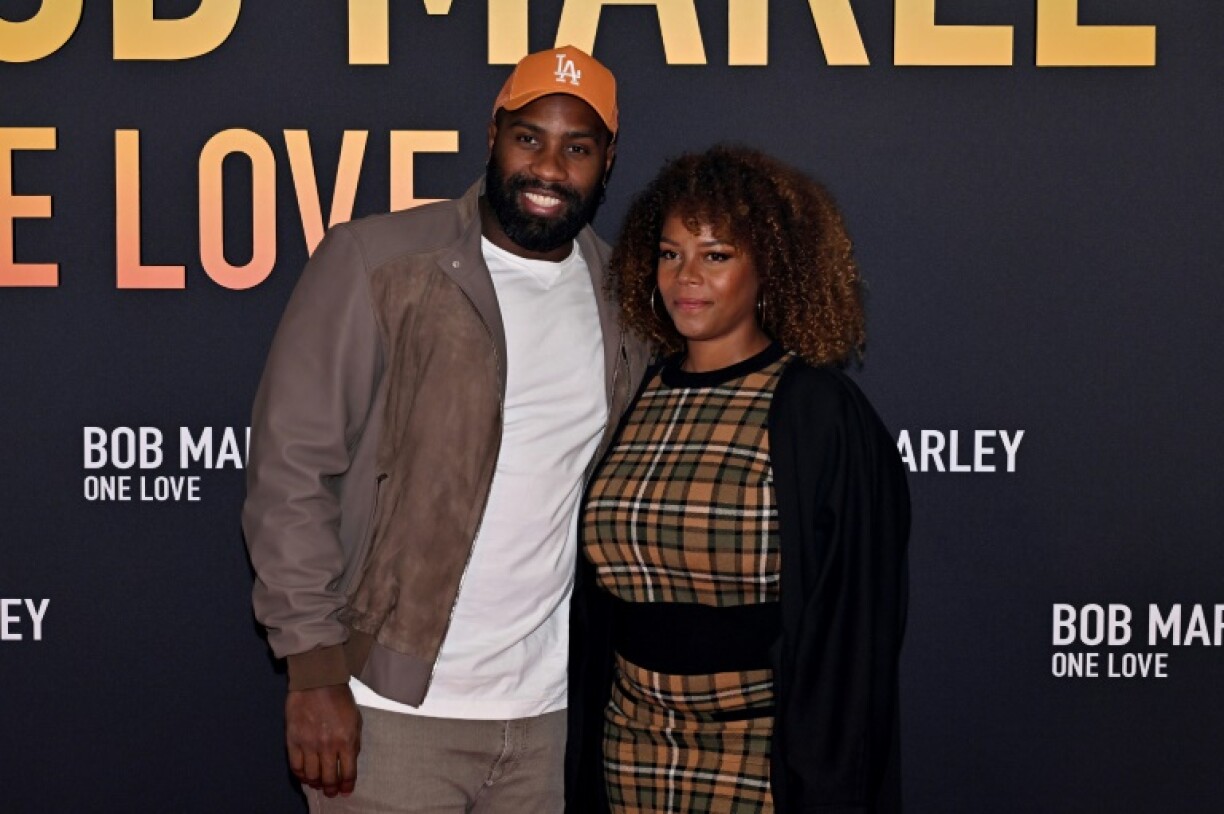 Le champion olympique de judo Teddy Riner, à gauche, et sa compagne Luthna Plocus, à droite, le 1er février 2024, à Paris