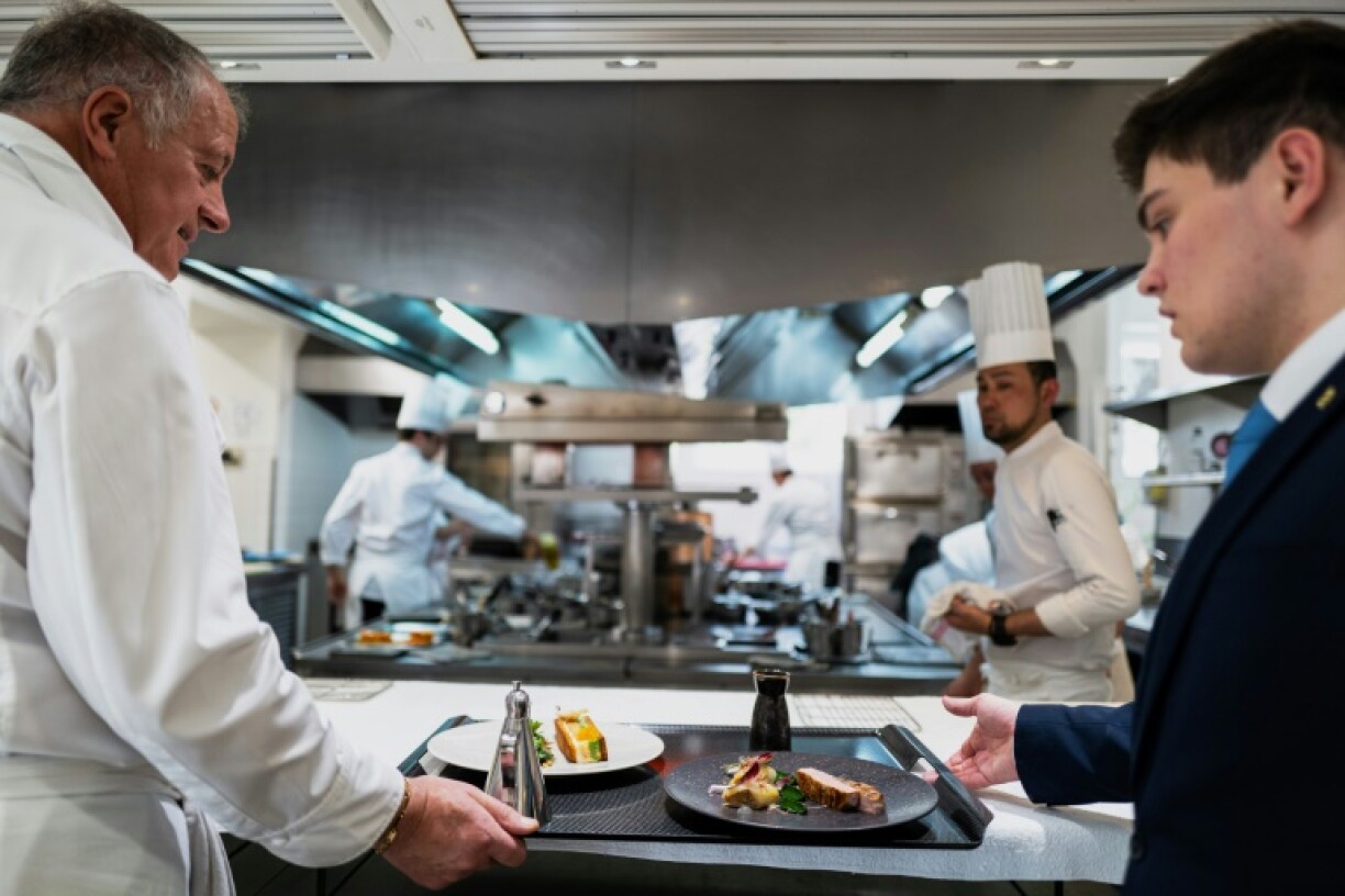 Le chef Patrick Henriroux (g) vérifie des plats dans les cuisines de son restaurant