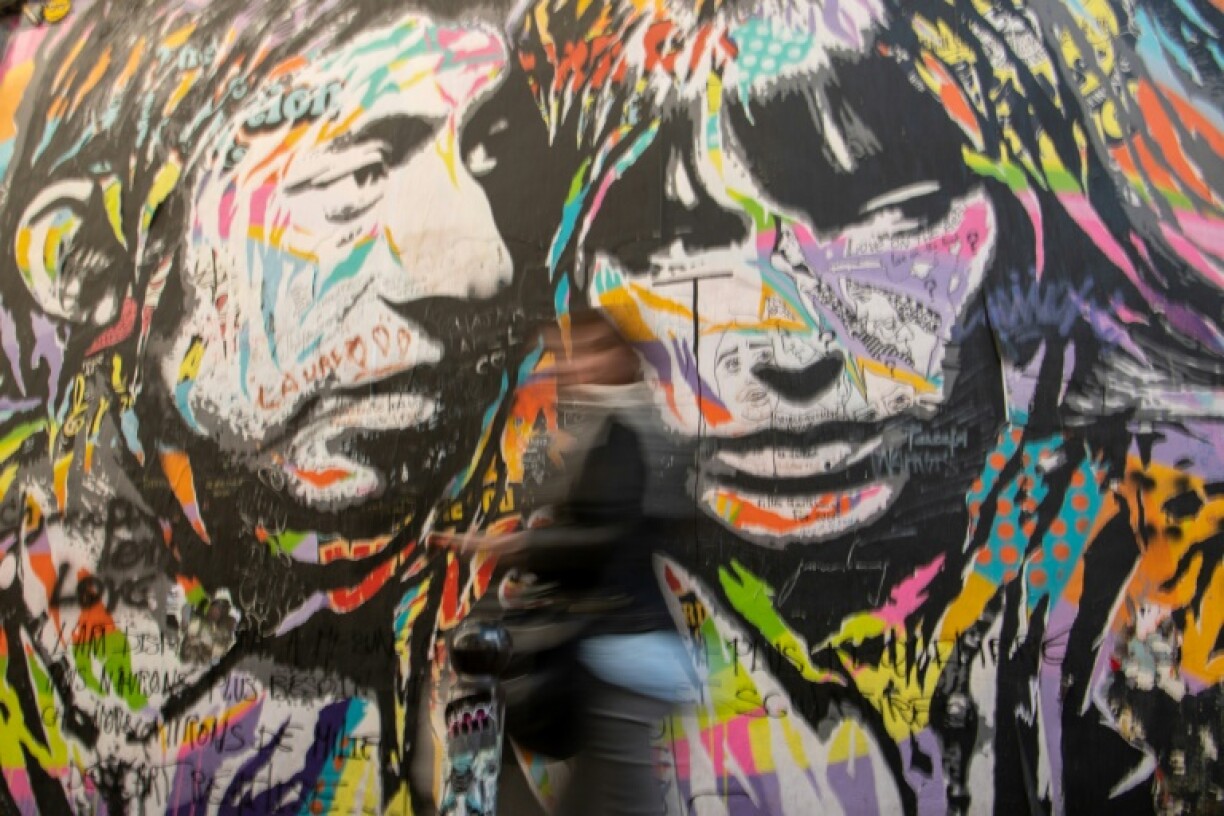 Une fresque représentant Serge Gainsbourg et Jane Birkin sur la façade de la maison de l'artiste, le 11 avril 2018 à Paris