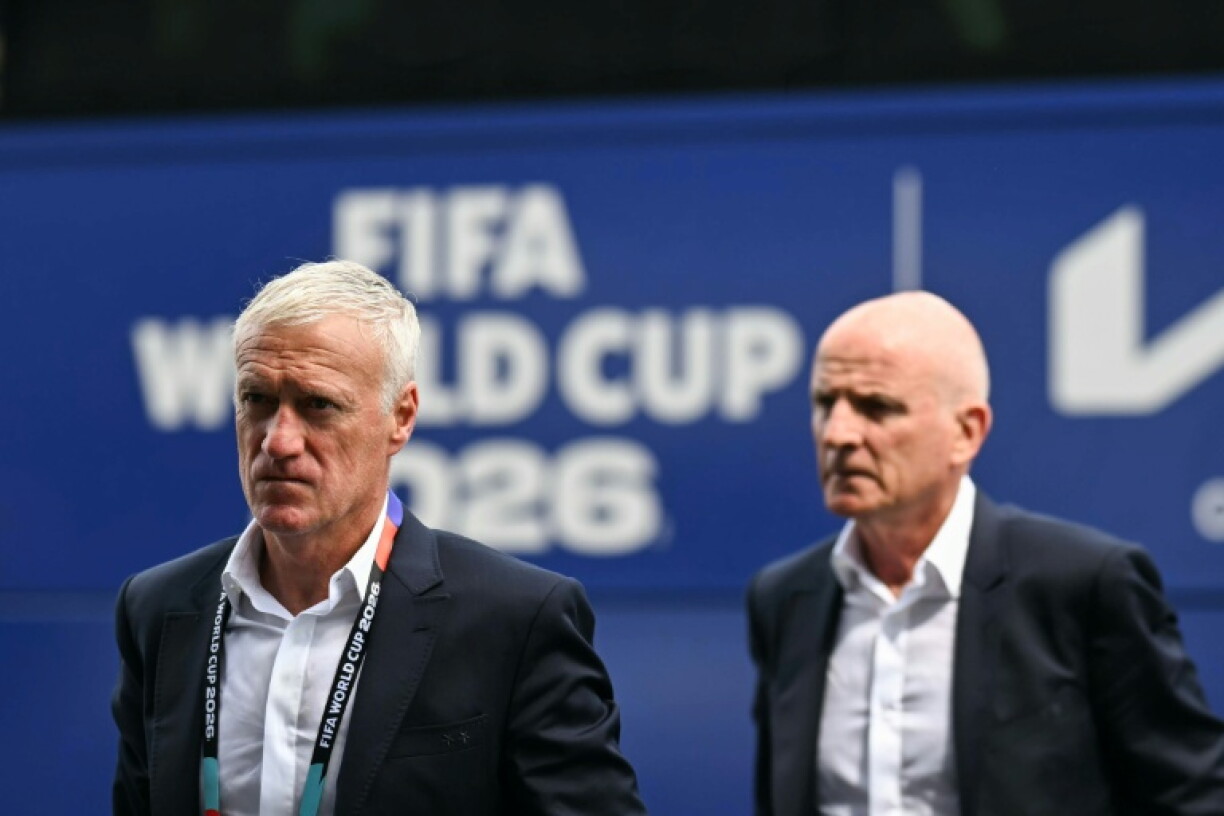 Le sélectionneur de l'équipe de France Didier Deschamps (g.) et son adjoint Guy Stephan arrivent avant le match de Coupe du monde opposant la France à l'Irak au Philadelphia Stadium de Philadelphie, aux Etats-Unis, le 22 juin 2026